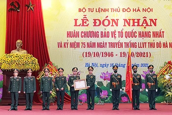 Đại tướng Phan Văn Giang trao Huân chương Bảo vệ Tổ quốc hạng Nhất tặng lực lượng vũ trang Thủ đô.