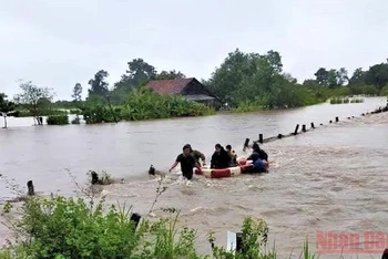 Các lực lượng chức năng huyện Ea Súp nỗ lực di dời các hộ dân bị ngập lụt đến nơi an toàn.