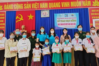 Tặng học bổng cho học sinh vùng biên giới huyện An Phú.