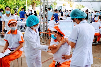 Tiêm vaccine ngừa Covid-19 lưu động cho công nhân Khu công nghiệp Tràng Duệ (Hải Phòng).