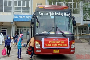 Công dân được bố trí ô tô đưa đón từ ga Nam Định về khu cách ly tập trung. (Ảnh: MAI TÚ)