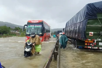 Quốc lộ 1A đoạn qua xã Lộc Trì, huyện Phú Lộc (Thừa Thiên Huế) bị ngập sâu.