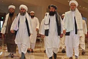 Phái đoàn quan chức Taliban tham gia một đàm phán. (Ảnh: AFP/TTXVN)