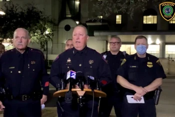 Trợ lý Cảnh sát trưởng Houston James Jones tường thuật sự việc trong 1 video đăng tải trên Reuters. ( Ảnh chụp màn hình)