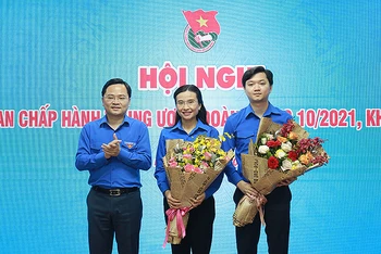 Bí thư Thứ nhất Trung ương Đoàn Nguyễn Anh Tuấn (ngoài cùng, bên trái) tặng hoa chúc mừng các đồng chí Nguyễn Phạm Duy Trang và Nguyễn Minh Triết.