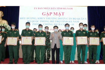 Chủ tịch UBND tỉnh Hà Nam trao bằng khen tặng các cán bộ quân y có thành tích xuất sắc trong công tác hỗ trợ phòng, chống dịch tại tỉnh Hà Nam.  