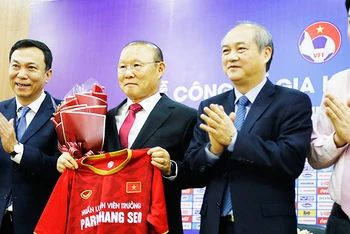 Huấn luyện viên Park Hang-seo đã có nhiều đóng góp cho bóng đá Việt Nam. Ảnh: LÊ MINH