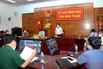 Chủ tịch UBND tỉnh Bình Thuận Lê Tuấn Phong (đứng) chủ trì cuộc họp trực tuyến bàn các giải pháp thực hiện Nghị quyết 128 của Chính phủ.