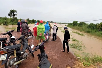 Mưa lũ làm ngập lụt, chia cắt giao thông trên nhiều tuyến đường giao thông liên xã trên địa bàn huyện Ea Súp. (Ảnh: Ngọc Lân)