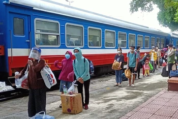 Những công dân bị mắc kẹt tại các tỉnh, thành phố phía nam được tỉnh Thái Bình bố trí về bằng tàu hỏa.