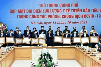 Thủ tướng Chính Phủ Phạm Minh Chính trao tặng Bằng khen của Chính phủ cho các cá nhân có thành tích trong công tác chống dịch.