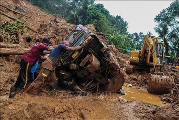 Lực lượng cứu hộ Ấn Độ khắc phục hậu quả tại khu vực bị sạt lở đất do mưa lớn ở Kokkayar, bang Kerala, ngày 17/10. (Ảnh: AFP/TTXVN)
