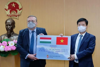 Thứ trưởng Y tế Trương Quốc Cường thay mặt lãnh đạo Bộ Y tế tiếp nhận từ Ngài Öry Csaba, Đại sứ Hungary tại Việt Nam.(Ảnh: TRẦN MINH)
