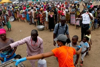 Người dân Ghana xếp hàng nhận đồ cứu trợ trong giai đoạn một số thành phố bị phong tỏa để hạn chế đại dịch lây lan. Ảnh: Reuters