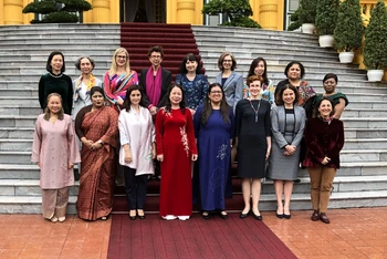 Phó Chủ tịch nước Võ Thị Ánh Xuân chụp ảnh lưu niệm cùng các nữ đại sứ, đại biện các nước tại Việt Nam.