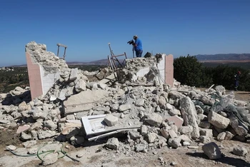 Đống đổ nát của một nhà thờ bị hư hại sau trận động đất xảy ra cuối tháng 9 vừa qua ở thị trấn Arkalochori trên đảo Crete, Hy Lạp. (Ảnh: Reuters)