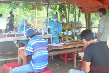 Khai báo y tế tại các chốt kiểm soát đặt tại cửa ngõ ra, vào tỉnh Quảng Ngãi.