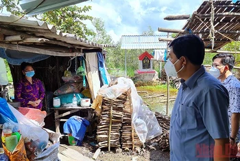 Bí thư Tỉnh ủy Cà Mau thăm hỏi hộ cách ly tại nhà trên địa bàn xã Khánh Lâm (huyện U Minh, tỉnh Cà Mau).