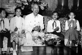 Chủ tịch Hồ Chí Minh với đại biểu thiếu nhi Thủ đô trong dịp đón mừng năm mới 1959 tại Phủ Chủ tịch. (Ảnh: Tư liệu/TTXVN)