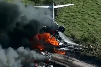 Hiện trường máy bay bốc cháy. (ảnh chụp từ video của Reuters)