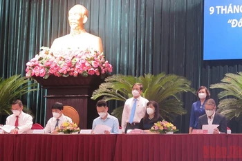 Các doanh nghiệp và ngân hàng thương mại ở TP Hồ Chí Minh ký kết hợp đồng tín dụng tại hội nghị kết nối ngân hàng – doanh nghiệp sáng 20/10. (Ảnh: HOÀNG LIÊM)
