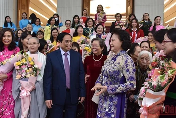 Thủ tướng Phạm Minh Chính với các đại biểu phụ nữ tiêu biểu. 