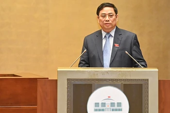 Thủ tướng Phạm Minh Chính trình bày Báo cáo kết quả thực hiện kế hoạch phát triển kinh tế - xã hội. (Ảnh: DUY LINH - THỦY NGUYÊN)