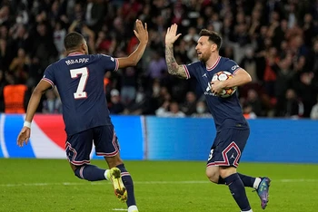 Messi và Mbappe ghi bàn giúp PSG chiến thắng. (Nguồn: Getty Images/TTXVN)