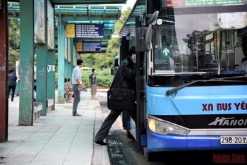 Người dân trở lại với thói quen đi làm bằng xe buýt sau gần 3 tháng loại hình phương tiện công cộng này phải dừng hoạt động do dịch. Ảnh: MINH DUY