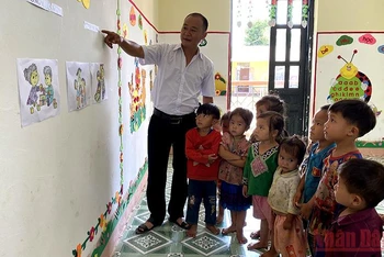 Giáo viên lớp mầm non ở điểm trường Huổi Đá, xã Nậm Kè, huyện Mường Nhé, Điện Biên (Ảnh minh họa: Lê Lan).