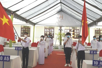 Học sinh Trường trung học cơ sở Kiến Tường, thị xã Kiến Tường (Long An) tại lễ khai giảng năm học mới 2021-2022.