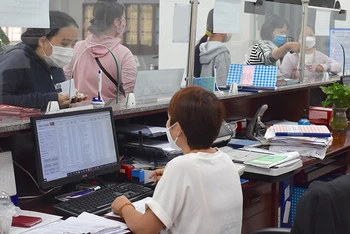 Người lao động tìm hiểu thông tin tại Bảo hiểm xã hội TP Đà Nẵng (Ảnh: Anh Đào). 