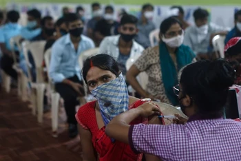 Ấn Độ đang triển khai 1 trong những chiến dịch tiêm chủng lớn nhất thế giới. (Ảnh: Reuters)