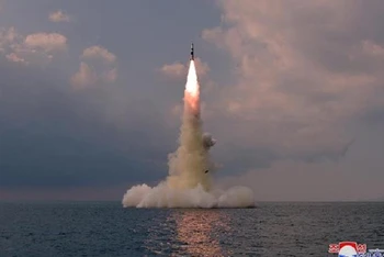 Tên lửa đạn đạo kiểu mới được phóng từ tàu ngầm tại vùng biển ở Sinpo (Triều Tiên), ngày 19/10/2021. (Ảnh: Yonhap/TTXVN)