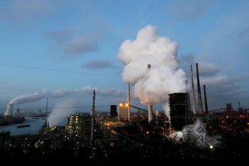 Khí thải từ một nhà máy thép. (Ảnh Reuters)
