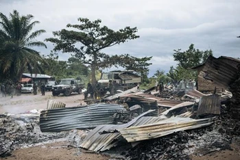 Nhà cửa bị thiêu rụi trong một vụ tấn công ở làng Manzalaho ở gần Beni (Cộng hòa dân chủ Congo), ngày 18/2/2020. (Ảnh: AFP/TTXVN)