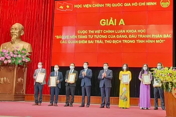 Các đồng chí Võ Văn Thưởng, Nguyễn Xuân Thắng và những tác giả đạt Giải A của cuộc thi.
