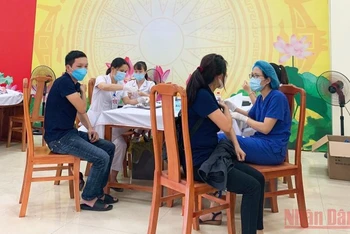 Tiêm vaccine ngừa Covid-19 cho công nhân, người lao động tại khu công nghiệp Thụy Vân, thành phố Việt Trì.