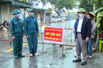 Giám đốc Sở Y tế Thanh Hóa kiểm tra hoạt động phòng, chống dịch ở chốt xã Quang Trung, thị xã Bỉm Sơn.