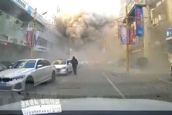 Hiện trường vụ nổ tại một nhà hàng ở thành phố Thẩm Dương, thủ phủ tỉnh Liêu Ninh, Đông Bắc Trung Quốc, sáng 21/10. (Ảnh: Daily Star/TTXVN)