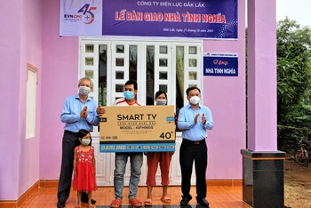 Lãnh đạo Công ty Điện lực Đắk Lắk trao tặng nhà tình nghĩa và chiếc ti vi cho gia đình bà H’BLing Niê.