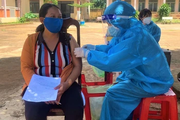 Tiêm vaccine phòng Covid-19 cho người dân thành phố Buôn Ma Thuột.