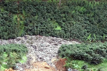 Hàng chục tấn rác thải tràn xuống thung lũng, ảnh hưởng đến khu vực canh tác cà-phê của người dân.