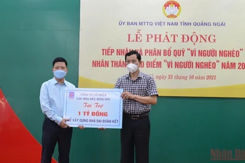Đại diện Công ty cổ phần Lọc hóa dầu Bình Sơn trao biểu trưng tài trợ 1 tỷ đồng xây dựng nhà đại đoàn kết cho người nghèo Quảng Ngãi. 