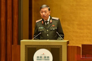 Bộ trưởng Công an Tô Lâm trình bày Tờ trình về dự án Luật Cảnh sát cơ động.
