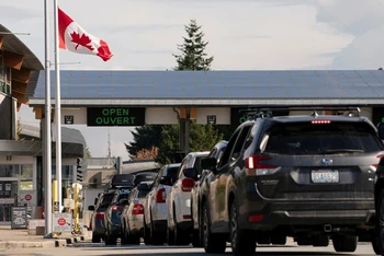 Dòng xe qua biên giới Mỹ - Canada, ngày 9/8/2021. (Ảnh: Reuters)