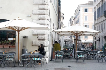 Quán cà-phê mở cửa sau khi thủ đô Rome, Italy nới lỏng các biện pháp hạn chế, ngày 1/2/2021. (Ảnh: Reuters)