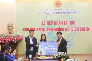  Đại diện Vinamilk và VTV Digital cùng trao bảng tượng trưng 10 tỷ đồng cho đại diện Quỹ Bảo trợ trẻ em Việt Nam.