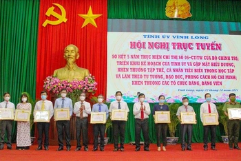 Lãnh đạo tỉnh Vĩnh Long tặng bằng khen cho những đảng viên hoàn thành xuất sắc nhiệm vụ 5 năm liền. 