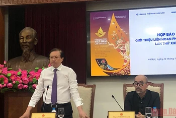 Thứ trưởng Văn hóa, Thể thao và Du lịch Tạ Quang Đông và Cục trưởng Cục Điện ảnh Vi Kiến Thành thông báo về LHP Việt Nam lần thứ 22.